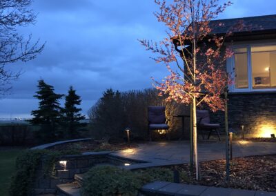 Landscape lighting, retaining wall